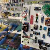Tambone ci mostra con una scheda Arduino, fatta da una serie di componenti elettroniche dotate di un microcontrollore